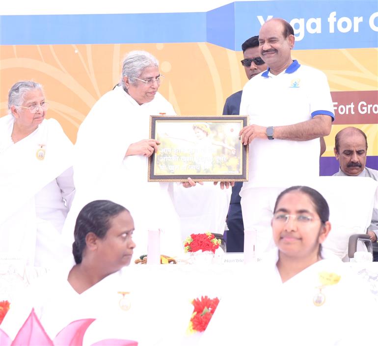 The Lok Sabha Speaker, Shri Om Birla participated in a Samuhik Yogabhyas to marking the celebration of the 11th International Day of Yoga (IDY) 2025 organized by Prajapita Brahma Kumari Ishwariya Vishwavidyalaya at Red Fort ground, in Delhi on June 21, 2025.:Ministry of Parliamentary Affairs