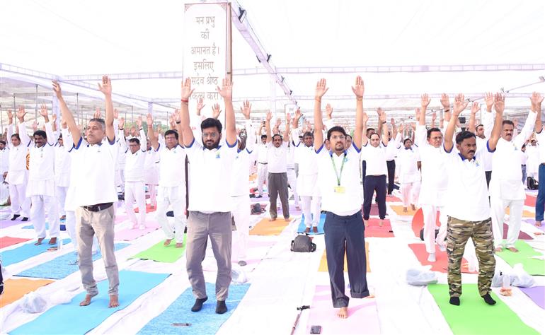 Glimpses of the Samuhik Yogabhyas to marking the celebration of the 11th International Day of Yoga (IDY) 2025 organized by Prajapita Brahma Kumari Ishwariya Vishwavidyalaya at Red Fort ground, in Delhi on June 21, 2025. The Lok Sabha Speaker, Shri Om Birla participated in the event.:Ministry of Parliamentary Affairs