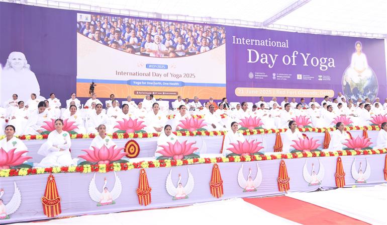 Glimpses of the Samuhik Yogabhyas to marking the celebration of the 11th International Day of Yoga (IDY) 2025 organized by Prajapita Brahma Kumari Ishwariya Vishwavidyalaya at Red Fort ground, in Delhi on June 21, 2025. The Lok Sabha Speaker, Shri Om Birla participated in the event.:Ministry of Parliamentary Affairs