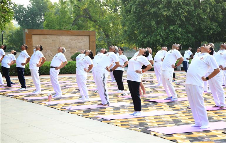 Glimpses of the celebration of 11th International Day of Yoga (IDY) 2025 organised by Headquarters Integrated Defence Staff at National War Memorial and Museum, in New Delhi on June 21, 2025.:Ministry of Defence