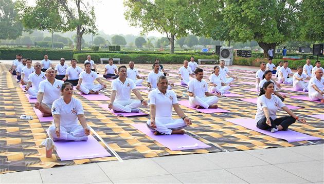 Glimpses of the celebration of 11th International Day of Yoga (IDY) 2025 organised by Headquarters Integrated Defence Staff at National War Memorial and Museum, in New Delhi on June 21, 2025.:Ministry of Defence