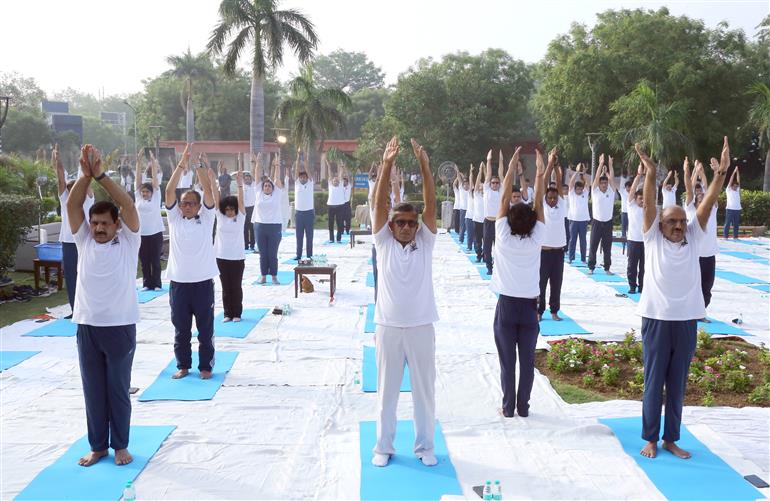 The Defence Secretary, Shri Rajesh Kumar Singh participated in the celebration of the 11th International Day of Yoga (IDY) 2025 at Office of Controller General Defence Accounts, in New Delhi on June 21, 2025.:Ministry of Defence