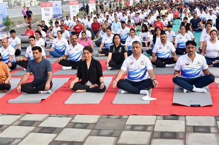 Indian Coast Guard Celebrates 11th International Day of Yoga with ‘Yoga Sangam’ Across 60 plus Locations on June 21, 2025.:Ministry of Defence