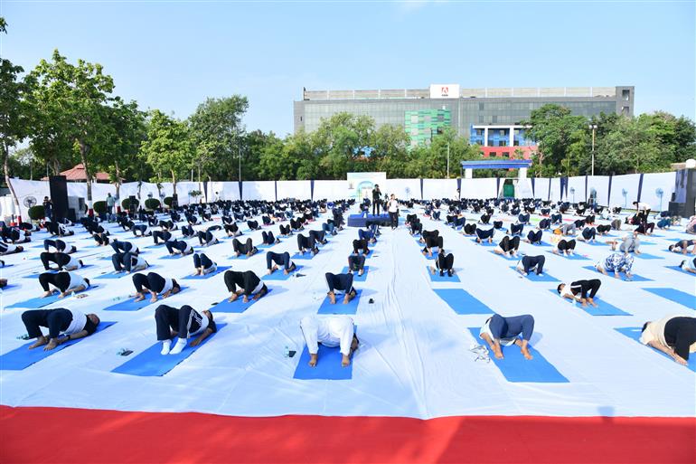 Indian Coast Guard Celebrates 11th International Day of Yoga with ‘Yoga Sangam’ Across 60 plus Locations on June 21, 2025.:Ministry of Defence