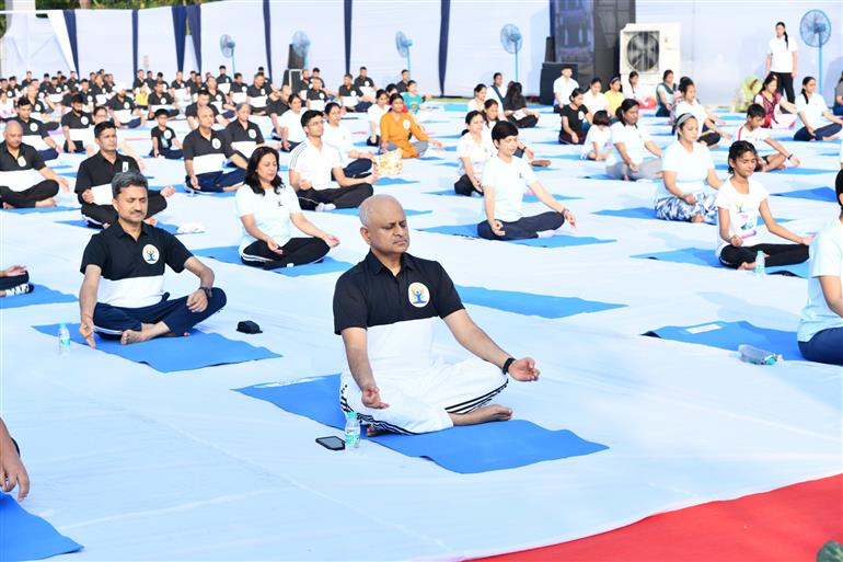 Indian Coast Guard Celebrates 11th International Day of Yoga with ‘Yoga Sangam’ Across 60 plus Locations on June 21, 2025.:Ministry of Defence
