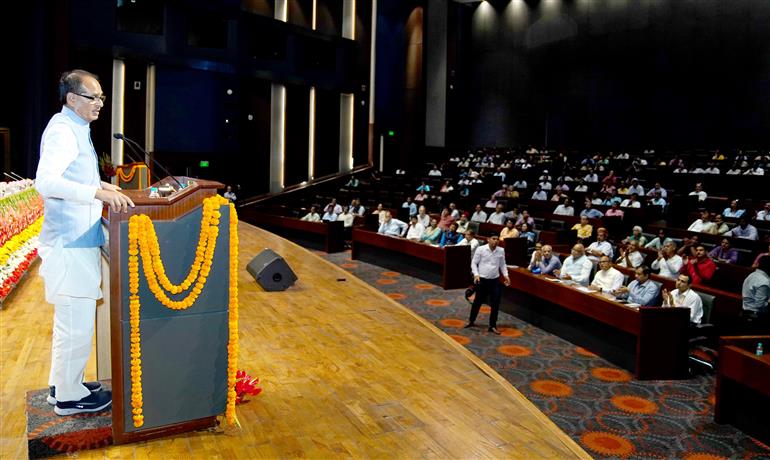 केंद्रीय कृषि एवं किसान कल्याण तथा ग्रामीण विकास मंत्री श्री शिवराज सिंह चौहान 24 जून 2025 को नई दिल्ली में आयोजित ‘विकसित कृषि संकल्प अभियान’ के अवसर पर संबोधित करते हुए।
