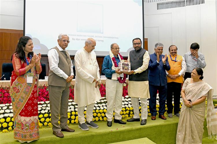 The Minister of State (Independent Charge) for Ayush and Health and Family Welfare, Shri Prataprao Jadhav graced the inauguration ceremony of 28th Convocation & Shishyopanayaniya Samskara under ‘Rashtriya Ayurveda Vidyapeeth’ as a chief guest at Vigyan Bhawan, in New Delhi on March 17, 2025.