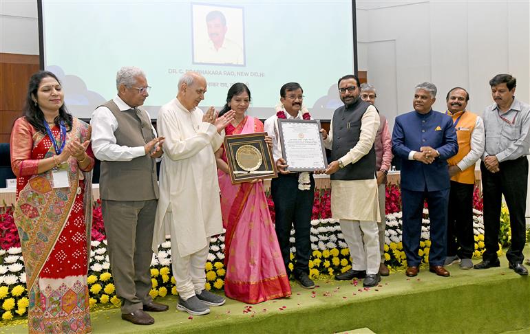 The Minister of State (Independent Charge) for Ayush and Health and Family Welfare, Shri Prataprao Jadhav graced the inauguration ceremony of 28th Convocation & Shishyopanayaniya Samskara under ‘Rashtriya Ayurveda Vidyapeeth’ as a chief guest at Vigyan Bhawan, in New Delhi on March 17, 2025.