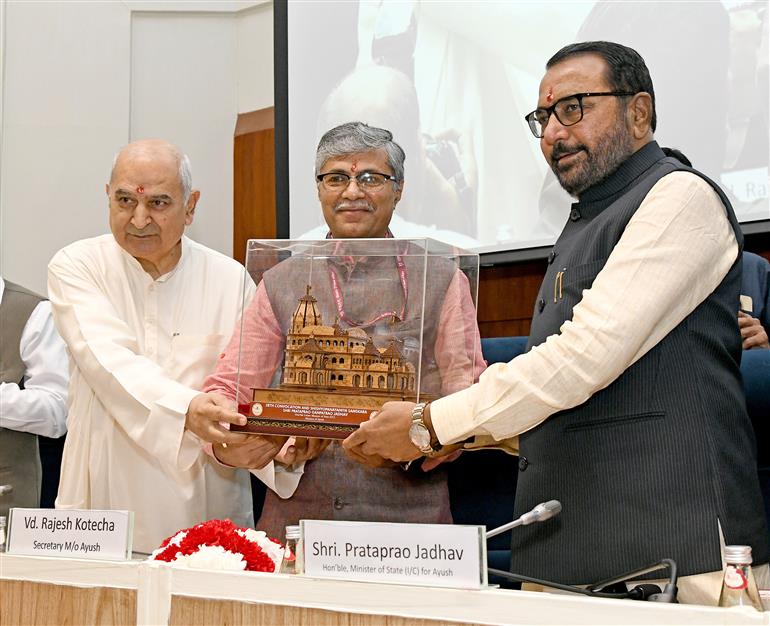The Minister of State (Independent Charge) for Ayush and Health and Family Welfare, Shri Prataprao Jadhav graced the inauguration ceremony of 28th Convocation & Shishyopanayaniya Samskara under ‘Rashtriya Ayurveda Vidyapeeth’ as a chief guest at Vigyan Bhawan, in New Delhi on March 17, 2025.