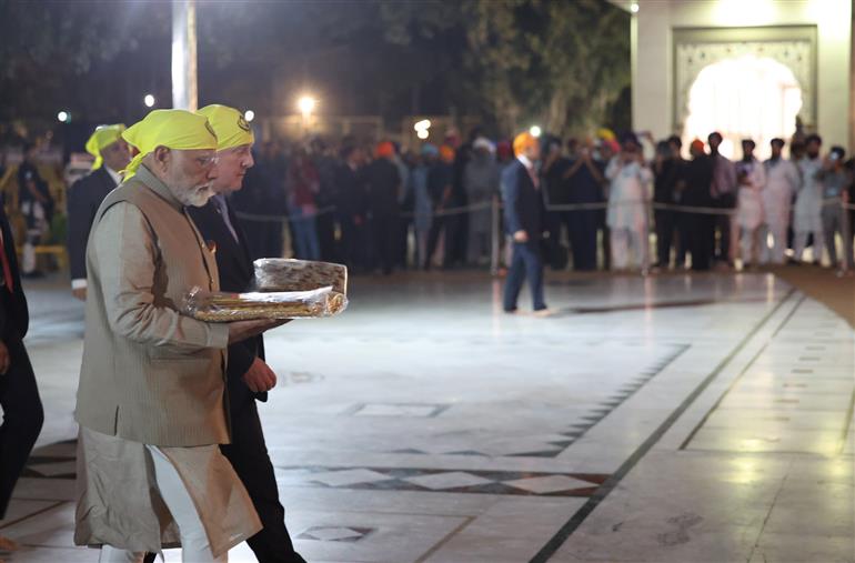 PM and the Prime Minister of New Zealand, Mr. Christopher Luxon visit Gurdwara Rakab Ganj Sahib, in New Delhi on March 17, 2025.