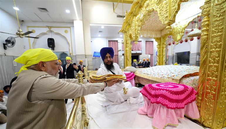 PM and the Prime Minister of New Zealand, Mr. Christopher Luxon visit Gurdwara Rakab Ganj Sahib, in New Delhi on March 17, 2025.