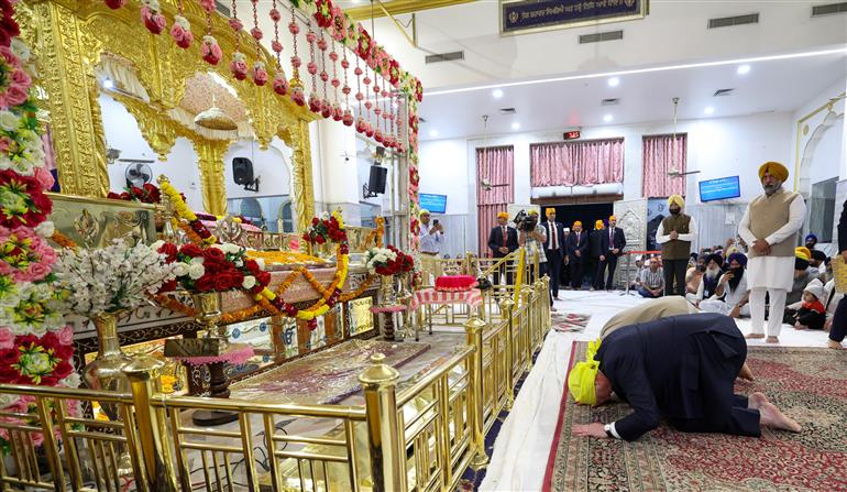 PM and the Prime Minister of New Zealand, Mr. Christopher Luxon visit Gurdwara Rakab Ganj Sahib, in New Delhi on March 17, 2025.