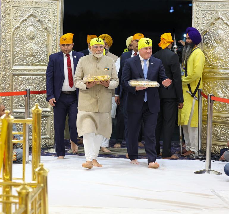 PM and the Prime Minister of New Zealand, Mr. Christopher Luxon visit Gurdwara Rakab Ganj Sahib, in New Delhi on March 17, 2025.