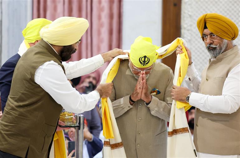 PM and the Prime Minister of New Zealand, Mr. Christopher Luxon visit Gurdwara Rakab Ganj Sahib, in New Delhi on March 17, 2025.
