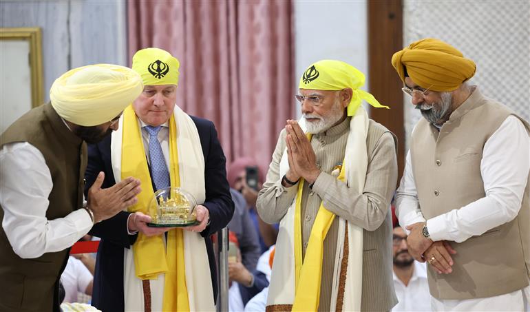 PM and the Prime Minister of New Zealand, Mr. Christopher Luxon visit Gurdwara Rakab Ganj Sahib, in New Delhi on March 17, 2025.