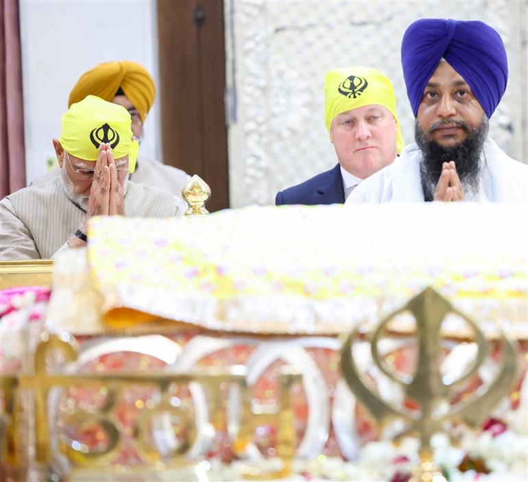 PM and the Prime Minister of New Zealand, Mr. Christopher Luxon visit Gurdwara Rakab Ganj Sahib, in New Delhi on March 17, 2025.