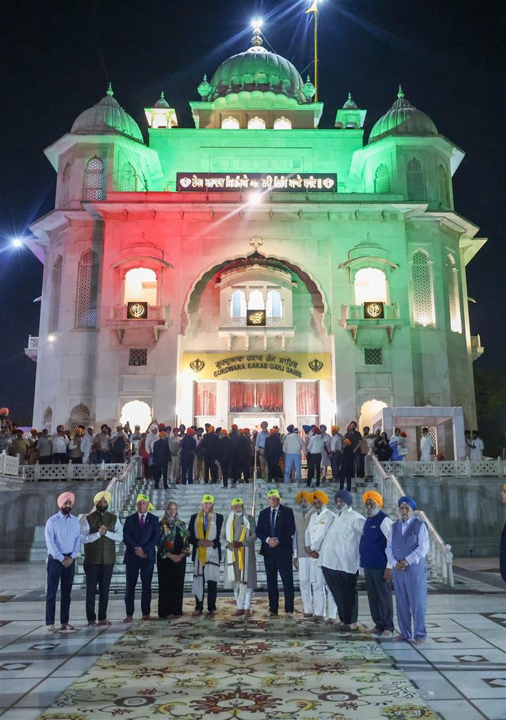 PM and the Prime Minister of New Zealand, Mr. Christopher Luxon visit Gurdwara Rakab Ganj Sahib, in New Delhi on March 17, 2025.