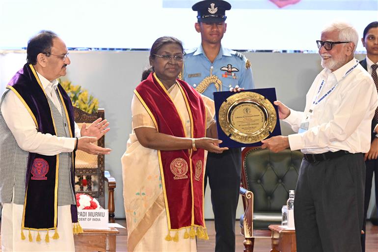 The President of India, Smt Droupadi Murmu graces the convocation ceremony of the All India Institute of Medical Sciences, in New Delhi on March 21, 2025.