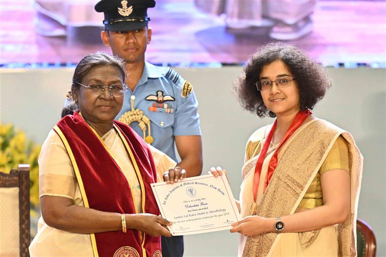 The President of India, Smt Droupadi Murmu graces the convocation ceremony of the All India Institute of Medical Sciences, in New Delhi on March 21, 2025.