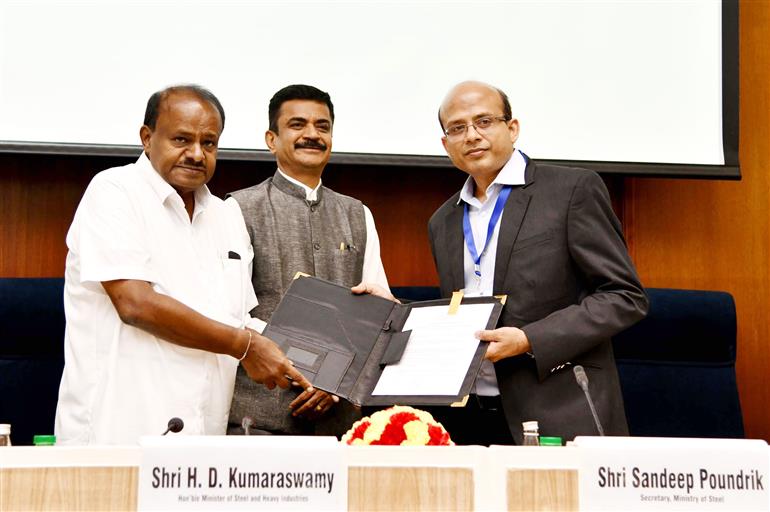 The Union Minister of Heavy Industries and Steel, Shri H. D. Kumaraswamy at the signing ceremony of MoUs between Companies and Ministry of Steel under PLI 1.1, in New Delhi on March 24, 2025.