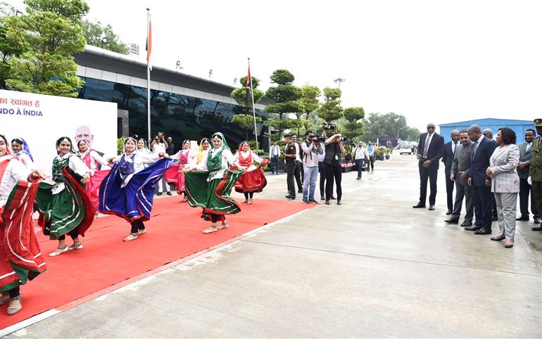 The President of the Republic of Angola, Mr. Joao Manuel Goncalves Lourenco and First lady Mrs. Ana Afonso Dias Lourenco being welcomed by the Minister of State for Environment, Forest and Climate Change and External Affairs, Shri Kirti Vardhan Singh and other dignitaries on their arrival at Delhi airport, in New Delhi on May 02, 2025. 