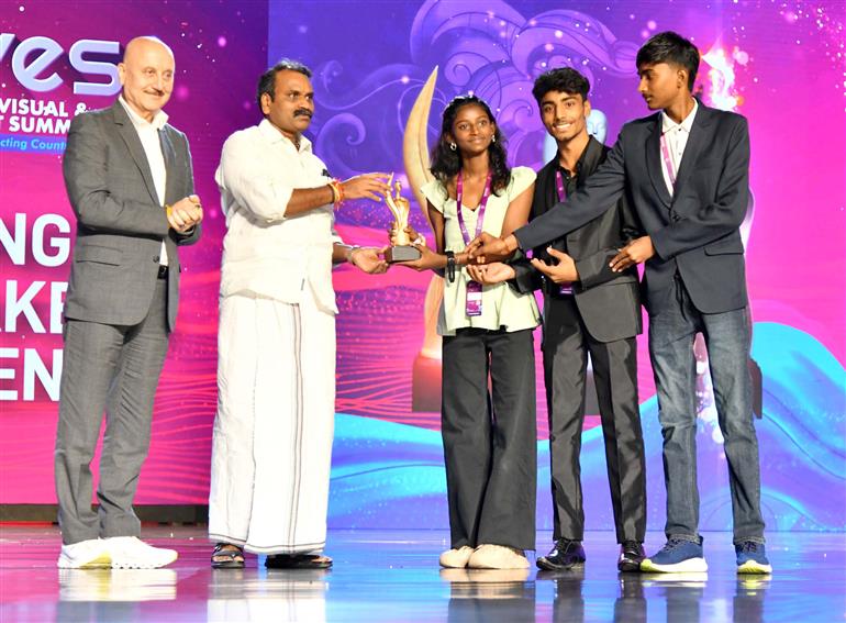 The Minister of State for Information and Broadcasting and Parliamentary Affairs, Dr. L. Murugan presented the creative awards during the WAVES at Mumbai, in Maharashtra on May 02, 2025.:Ministry of Information & Broadcasting
