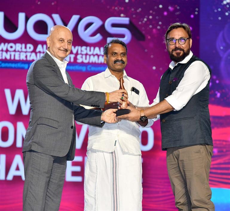 The Minister of State for Information and Broadcasting and Parliamentary Affairs, Dr. L. Murugan presented the creative awards during the WAVES at Mumbai, in Maharashtra on May 02, 2025.:Ministry of Information & Broadcasting