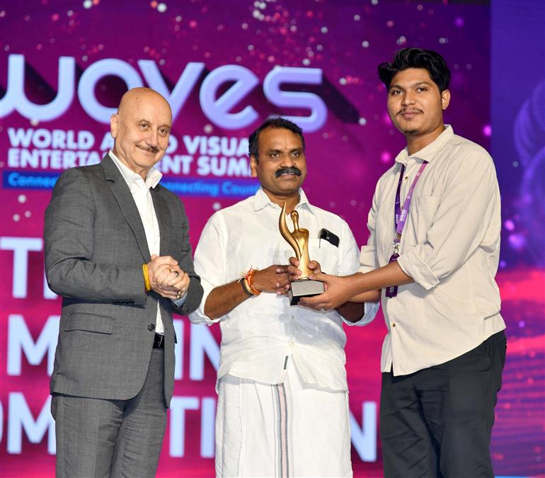 The Minister of State for Information and Broadcasting and Parliamentary Affairs, Dr. L. Murugan presented the creative awards during the WAVES at Mumbai, in Maharashtra on May 02, 2025.:Ministry of Information & Broadcasting