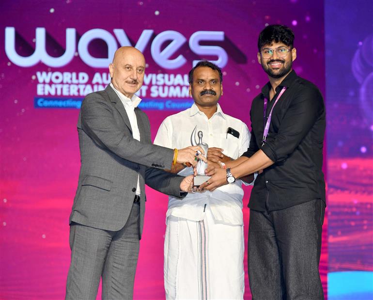 The Minister of State for Information and Broadcasting and Parliamentary Affairs, Dr. L. Murugan presented the creative awards during the WAVES at Mumbai, in Maharashtra on May 02, 2025.:Ministry of Information & Broadcasting