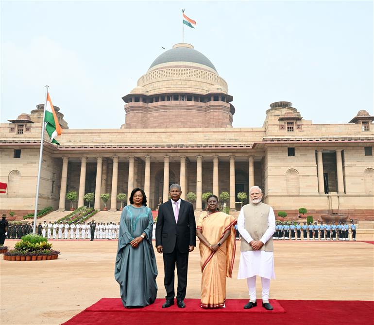 The President of India, Smt. Droupadi Murmu accorded a ceremonial welcome to the President of the Republic of Angola, Mr. Joao Manuel Goncalves Lourenco at Rashtrapati Bhavan, in New Delhi on May 03, 2025.