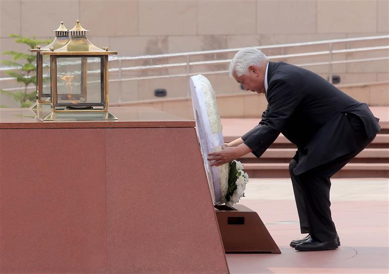 The Minister of Defense of Japan, Mr Gen Nakatani laying a wreath at the National War Memorial, in New Delhi on May 05, 2025.