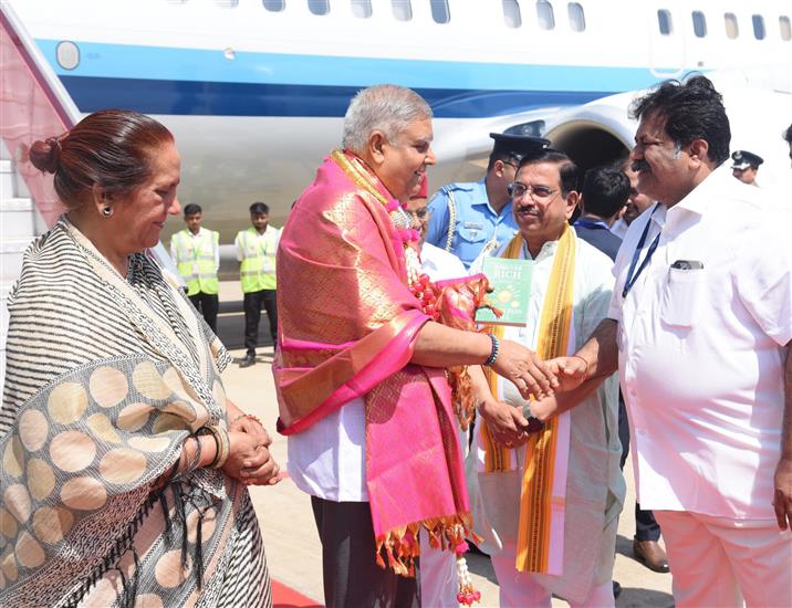 The Vice President of India, Shri Jagdeep Dhankhar and Dr. Sudesh Dhankhar being welcomed by Shri Thaawarchand Gehlot, Governor of Karnataka, Shri Pralhad Joshi, Union Minister of Consumer Affairs, Food and Public Distribution, and Minister of New and Renewable Energy, Shri Mankal S. Vaidya, Minister, Government of Karnataka, and other dignitaries on their arrival in Hubballi, Karnataka on May 5, 2025.