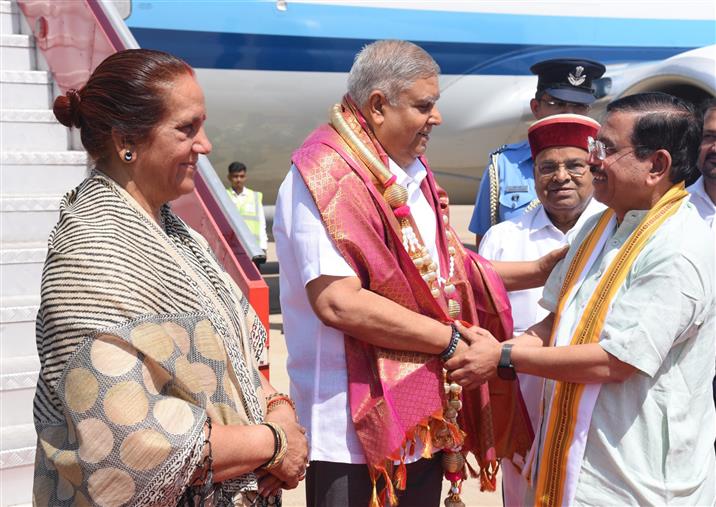 The Vice President of India, Shri Jagdeep Dhankhar and Dr. Sudesh Dhankhar being welcomed by Shri Thaawarchand Gehlot, Governor of Karnataka, Shri Pralhad Joshi, Union Minister of Consumer Affairs, Food and Public Distribution, and Minister of New and Renewable Energy, Shri Mankal S. Vaidya, Minister, Government of Karnataka, and other dignitaries on their arrival in Hubballi, Karnataka on May 5, 2025.