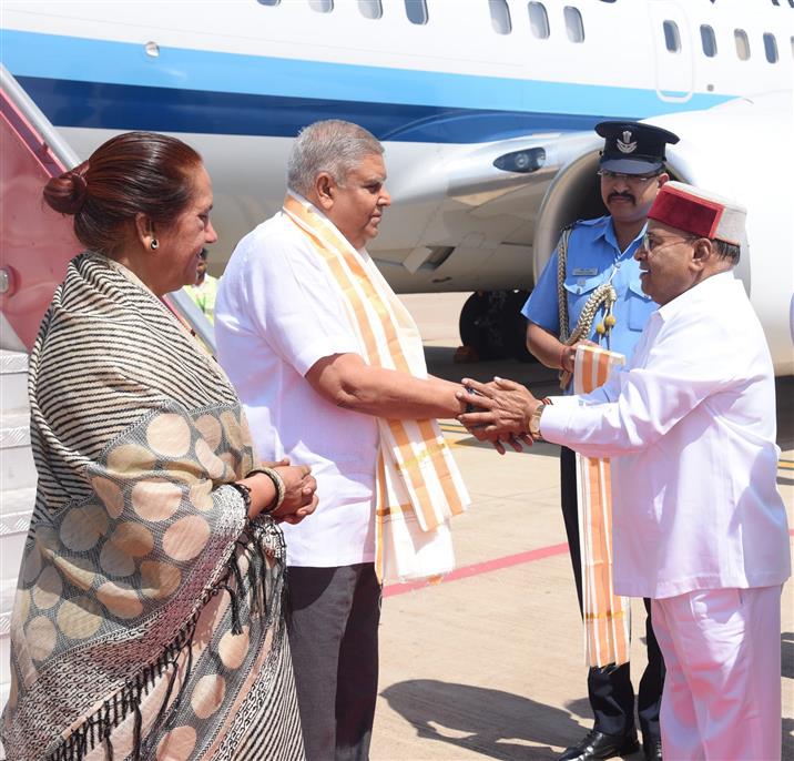 The Vice President of India, Shri Jagdeep Dhankhar and Dr. Sudesh Dhankhar being welcomed by Shri Thaawarchand Gehlot, Governor of Karnataka, Shri Pralhad Joshi, Union Minister of Consumer Affairs, Food and Public Distribution, and Minister of New and Renewable Energy, Shri Mankal S. Vaidya, Minister, Government of Karnataka, and other dignitaries on their arrival in Hubballi, Karnataka on May 5, 2025.