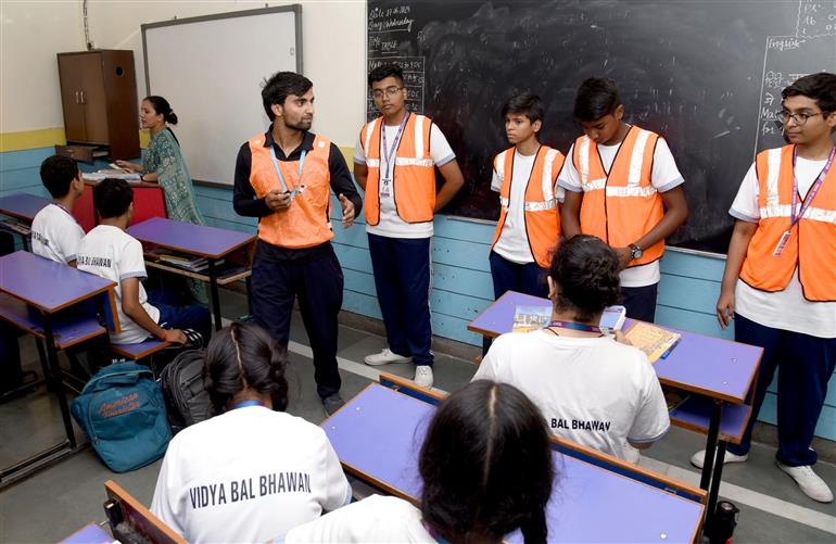 Glimpses of ‘MOCK DRILL’ in Vidya Bal Bhawan, Sr. Secondary School at Mayur Vihar Phase-3, in New Delhi on May 07, 2025.:Ministry of Information & Broadcasting