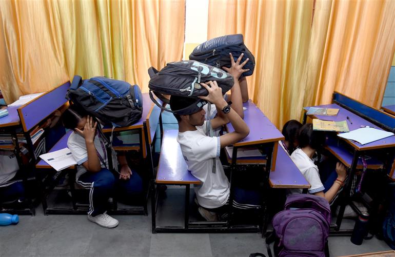 Glimpses of ‘MOCK DRILL’ in Vidya Bal Bhawan, Sr. Secondary School at Mayur Vihar Phase-3, in New Delhi on May 07, 2025.:Ministry of Information & Broadcasting