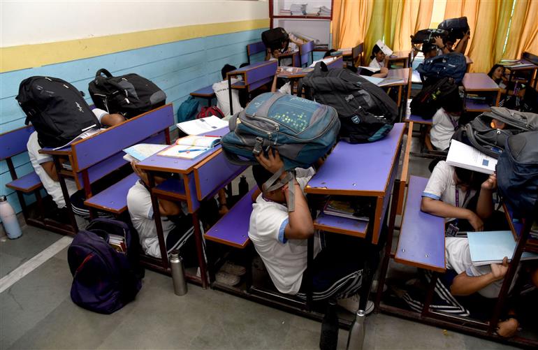Glimpses of ‘MOCK DRILL’ in Vidya Bal Bhawan, Sr. Secondary School at Mayur Vihar Phase-3, in New Delhi on May 07, 2025.:Ministry of Information & Broadcasting