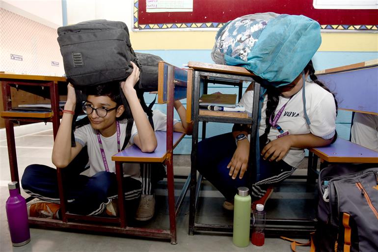 Glimpses of ‘MOCK DRILL’ in Vidya Bal Bhawan, Sr. Secondary School at Mayur Vihar Phase-3, in New Delhi on May 07, 2025.:Ministry of Information & Broadcasting