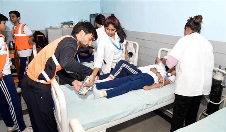 Glimpses of ‘MOCK DRILL’ in Vidya Bal Bhawan, Sr. Secondary School at Mayur Vihar Phase-3, in New Delhi on May 07, 2025.:Ministry of Information & Broadcasting