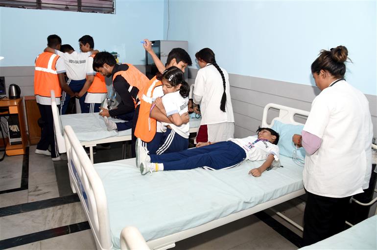 Glimpses of ‘MOCK DRILL’ in Vidya Bal Bhawan, Sr. Secondary School at Mayur Vihar Phase-3, in New Delhi on May 07, 2025.:Ministry of Information & Broadcasting