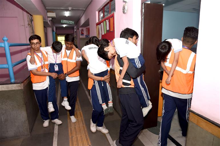 Glimpses of ‘MOCK DRILL’ in Vidya Bal Bhawan, Sr. Secondary School at Mayur Vihar Phase-3, in New Delhi on May 07, 2025.:Ministry of Information & Broadcasting