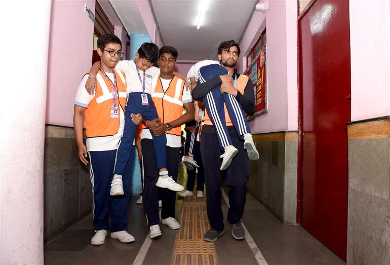 Glimpses of ‘MOCK DRILL’ in Vidya Bal Bhawan, Sr. Secondary School at Mayur Vihar Phase-3, in New Delhi on May 07, 2025.:Ministry of Information & Broadcasting