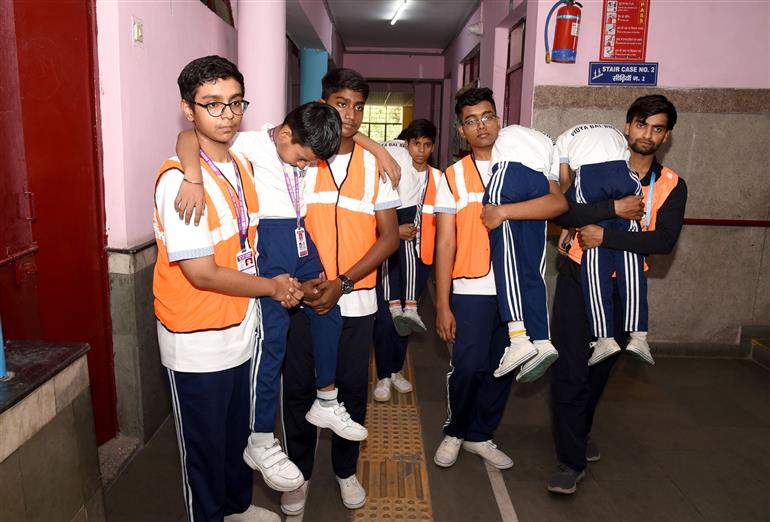 Glimpses of ‘MOCK DRILL’ in Vidya Bal Bhawan, Sr. Secondary School at Mayur Vihar Phase-3, in New Delhi on May 07, 2025.:Ministry of Information & Broadcasting