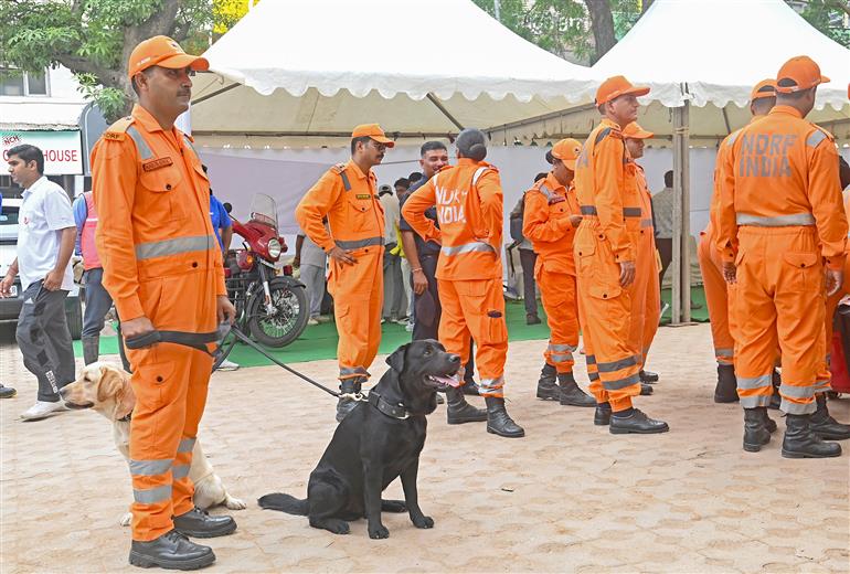 Glimpses of ‘Mock Drill’ at Khan Market, in New Delhi on May 07, 2025.:Ministry of Information & Broadcasting