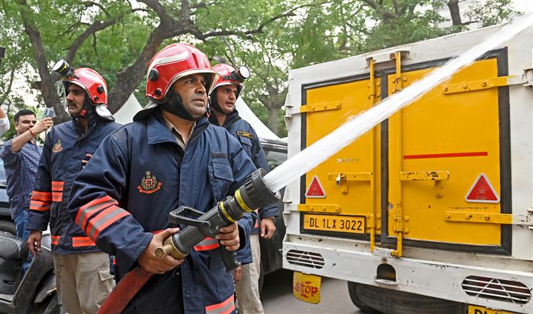 Glimpses of ‘Mock Drill’ at Khan Market, in New Delhi on May 07, 2025.:Ministry of Information & Broadcasting