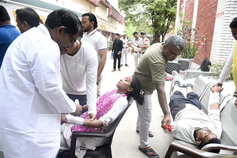 Glimpses of ‘MOCK DRILL’ in Deputy Director of Education (South District), Defence Colony, New Delhi on May 07, 2025.:Ministry of Information & Broadcasting