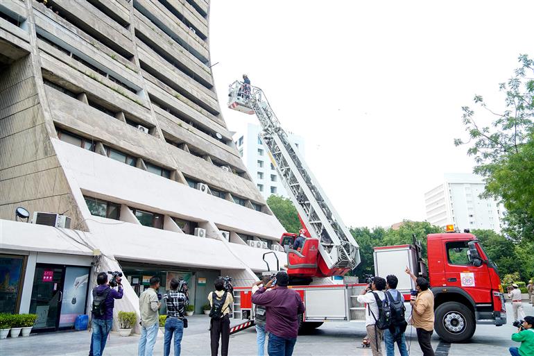 Glimpses of ‘MOCK DRILL’ at NDMC, Palika Kendra, Sansad Marg, in New Delhi on May 07, 2025.:Ministry of Information & Broadcasting