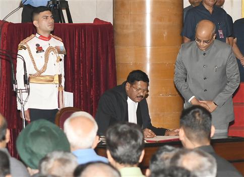 The President, Smt. Droupadi Murmu administers the oath of office to Shri Justice Bhushan Ramkrishna Gavai as the Chief Justice of India at Rashtrapati Bhavan, in New Delhi on May 14, 2025.
