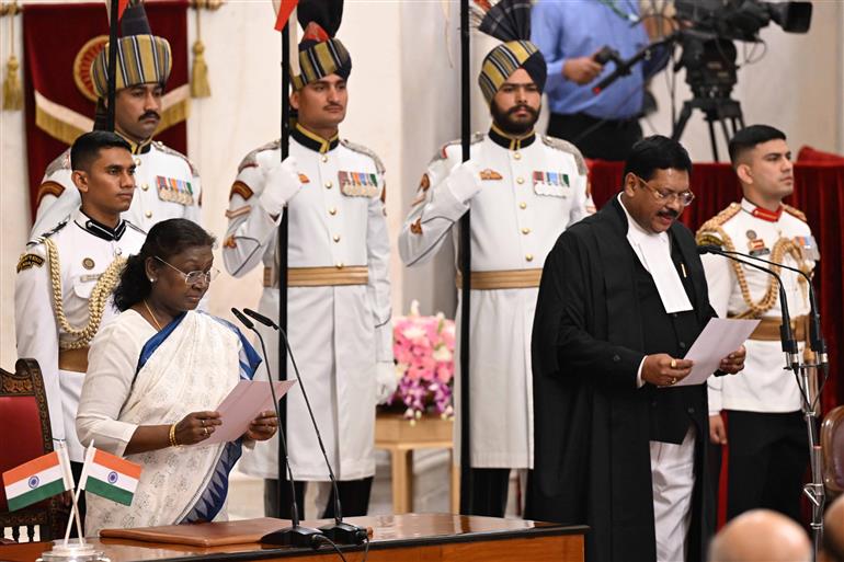 The President, Smt. Droupadi Murmu administers the oath of office to Shri Justice Bhushan Ramkrishna Gavai as the Chief Justice of India at Rashtrapati Bhavan, in New Delhi on May 14, 2025.