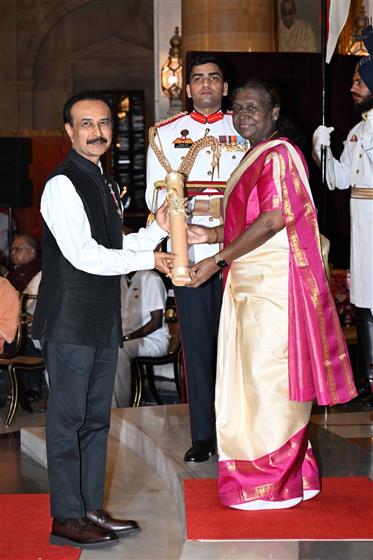 The President, Smt. Droupadi Murmu presenting the Padma Shri Award to Shri Prashanth Prakash at the Civil Investiture Ceremony-II at Rashtrapati Bhavan, in New Delhi on May 27, 2025.